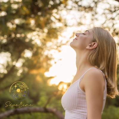 Femme se ressour&ccedil;ant en pleine nature lors d'un atelier bien-&ecirc;tre d'ancrage et de m&eacute;ditation avec S&eacute;verine Holistique &agrave; Saint-Thurial pr&egrave;s de Rennes