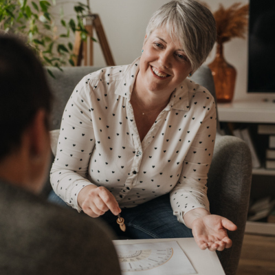 S&eacute;verine Holistique, &eacute;nerg&eacute;ticienne et magn&eacute;tiseur &agrave; Rennes (35), en s&eacute;ance de radiesth&eacute;sie au pendule. Soins &eacute;nerg&eacute;tiques et g&eacute;obiologie pour l'habitat et l'entreprise, 